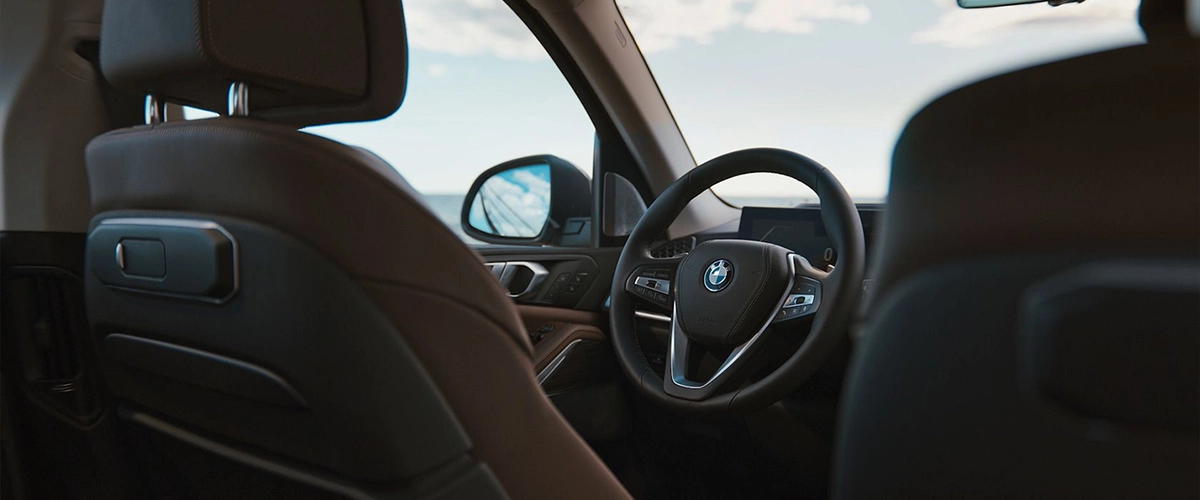 Intérieur luxueux du BMW X5 2025, avec sièges en cuir et volant moderne.