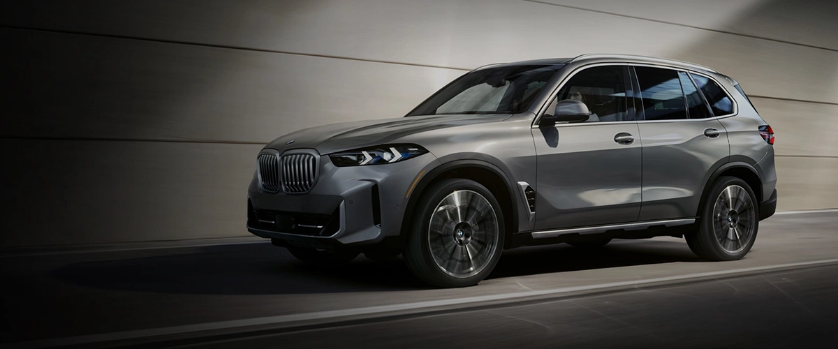 BMW X5 2025 sur l'autoroute, de couleur argent, démontrant vitesse et élégance.