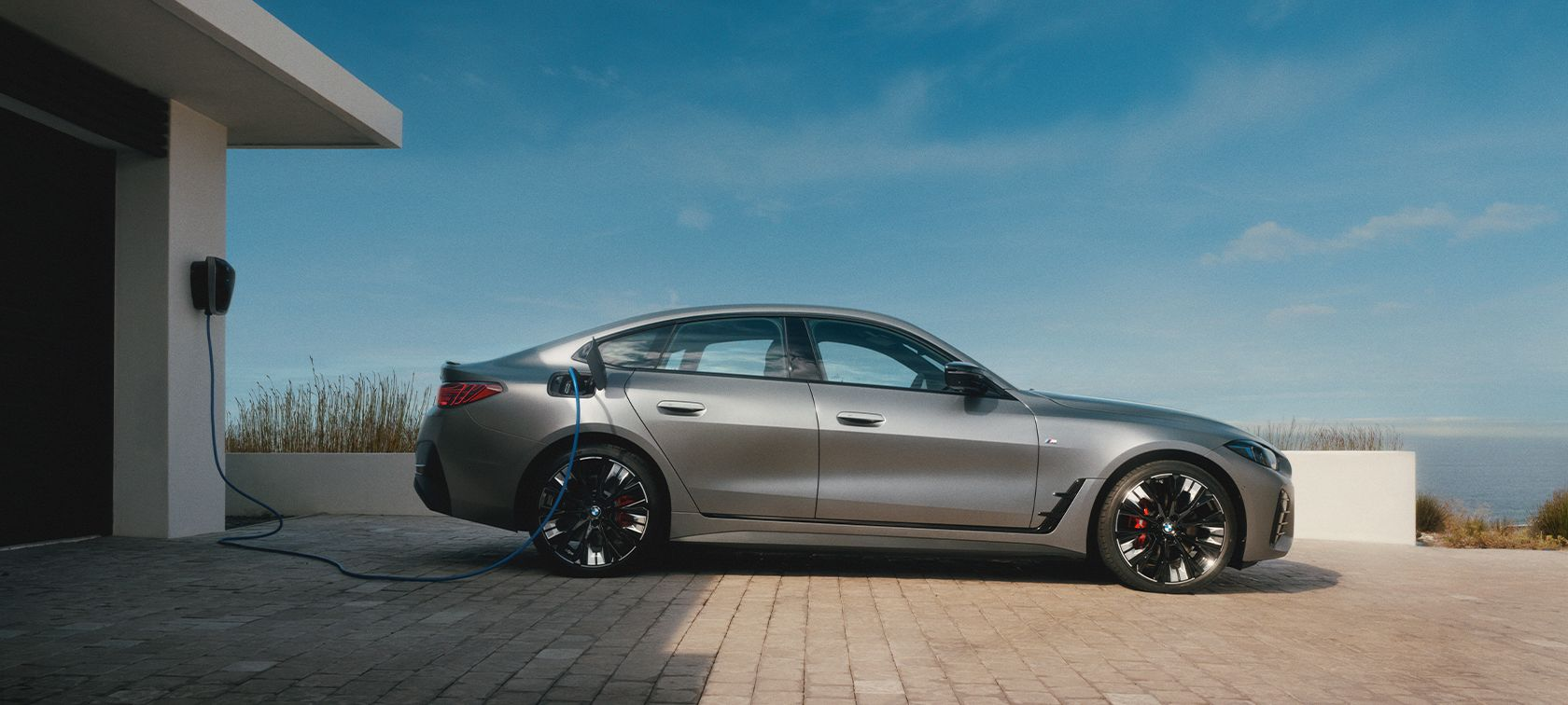 Gray BMW i4 2024 . BMW Ste-Agathe . BMW i4 charging . Electric BMW car . BMW i4 fast charging . BMW i4 performance . BMW charging technology . BMW i4 comfort . BMW dealership . Buy BMW i4 . Test drive BMW i4 . BMW i4 range . BMW i4 design . BMW charging station . Electric luxury car