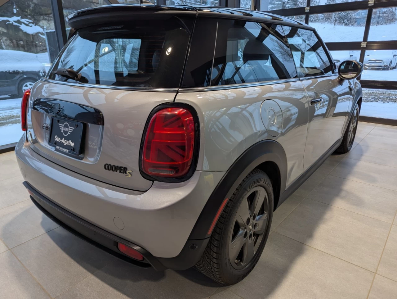 2024 Mini Cooper SE Main Image